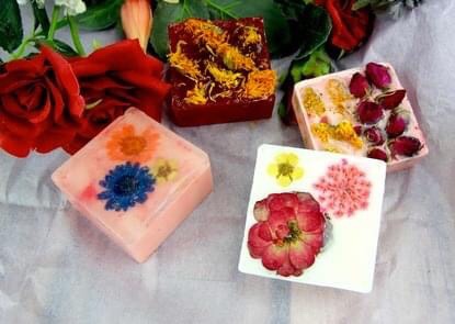 Fabriquez un savon en fleurs séchées
